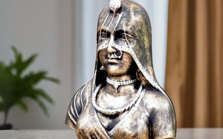 DNA eStore | Discover the Elegance of Handcrafted Antique Finish Rani Bani Thani Decorative Polyresin Sculpture